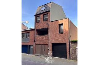 Deze gezellige stadswoning is ruim en praktisch ingedeeld. Je beschikt over drie slaapkamers, een aangenaam terras met tuintje en een buitenberging. Een ideale woning voor wie comfortabel wil wonen met voldoende ruimte. <br />De woning is gelegen in het centrum van Maaseik. Winkels, scholen en andere voorzieningen bevinden zich op wandelafstand. Alles wat je nodig hebt, ligt binnen handbereik. <br /><br />=> Gelijkvloers<br />- Je komt binnen in de inkomhal met vestiaireruimte en gastentoilet met fonteintje<br />- Volledig ingerichte keuken voorzien van het nodige comfort<br />- Er is tevens een praktische berging onder de trap<br /><br />=> Verdieping +1<br />- Vaste trap naar deze verdieping<br />- Gezellige, open leefruimte met veel natuurlijk lichtinval<br />- Aan de straatzijde is er een inpandig terras<br /><br />=> Verdieping +2<br />- Met de vaste trap kom je op de overloop met apart toilet met fonteintje<br />- Ruime, ouderlijke slaapkamer <br />- Verzorgde badkamer met ligbad, douche en dubbele lavabo in modern badkamermeubel <br /><br />=> Verdieping +3<br />- Op deze verdieping bevindt zich een overloop met technische berging en twee ruime slaapkamers<br /><br />=> Tuin/terras<br />- Gezellige tuin met beklinkerd terras <br />- Tuinberging aanwezig<br /><br />=> Indeling<br />-- Gelijkvloers: inkomhal met apart toilet, keuken en berging; <br />-- Eerste verdieping: overloop, woonkamer en overdekt terras<br />-- Tweede verdieping: overloop, toilet, badkamer, wasplaats en slaapkamer<br />-- Derde verdieping: overloop, berging en twee slaapkamers <br />-- Tuin/terras