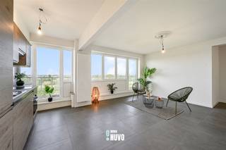 <p><span>Profitez du vert avec une vue unique sur la périphérie de la ville depuis cet appartement prêt à emménager.</span></p><p><span><br /> </span></p><p><span>L'appartement est situé au 10ème étage et a déjà subi les rénovations nécessaires : nouvelles fenêtres, sols, salle de bains, toilettes et cuisine. L'électricité est conforme et l'appartement a été entièrement peint.</span></p><p><span><br /> </span></p><p><span>Équipé d'une cuisine meublée avec un espace de vie ouvert, 2 chambres, des toilettes séparées, une salle de bains avec douche à l'italienne, et un placard intégré pour lave-linge dans le couloir.<br />La terrasse s'étend sur toute la longueur de l'appartement, un espace de rangement privé au sous-sol et un rangement commun pour les vélos et les déchets !</span></p><p><span><br /> </span></p><p><span>Les points forts incluent un environnement calme, beaucoup de lumière naturelle, une bonne orientation, un accès facile (E40 / transports en commun / commerces et écoles), un parking spacieux, l'utilisation d'un jardin/ parc commun, et directement habitable.<br /><br /></span></p><p><span>Pour plus d'informations ou une visite (visites uniquement par email) :</span></p><p><span>Tiebe 0468 26 61 85</span></p><p><span>tiebe@immonuvo.be<br /><br /></span></p>