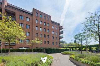 <p><span>Prachtig gelegen gelijkvloers appartement met 1 slaapkamer en zeer ruim terras gelegen aan de Kempische Kaai in de nabijheid van Hasselt centrum.</span></p><p><span> </span></p><p><span>Belangrijkste troeven: </span></p><p><span>- Centrale ligging op wandelafstand van Hasselt centrum</span></p><p><span>- Kwalitatief afgewerkt en uitstekend afgewerkt</span></p><p><span>- Gelijkvloers</span></p><p><span>- 1 slaapkamer</span></p><p><span>- Zeer ruim en zonnig terras</span></p><p><span>- berging in de kelder</span></p><p><span> </span></p><p><span>Bekijk zeker ook de foto's en de grondplannen met de afmetingen. Zo krijgt u van thuis uit al een perfect beeld van wat deze woning te bieden heeft!</span></p><p><span> </span></p><p><span>Wenst u meer info of een vrijblijvende bezichtiging, contacteer dan ons kantoor op het nummer 011 85 15 15 en wij helpen u graag verder. </span></p>