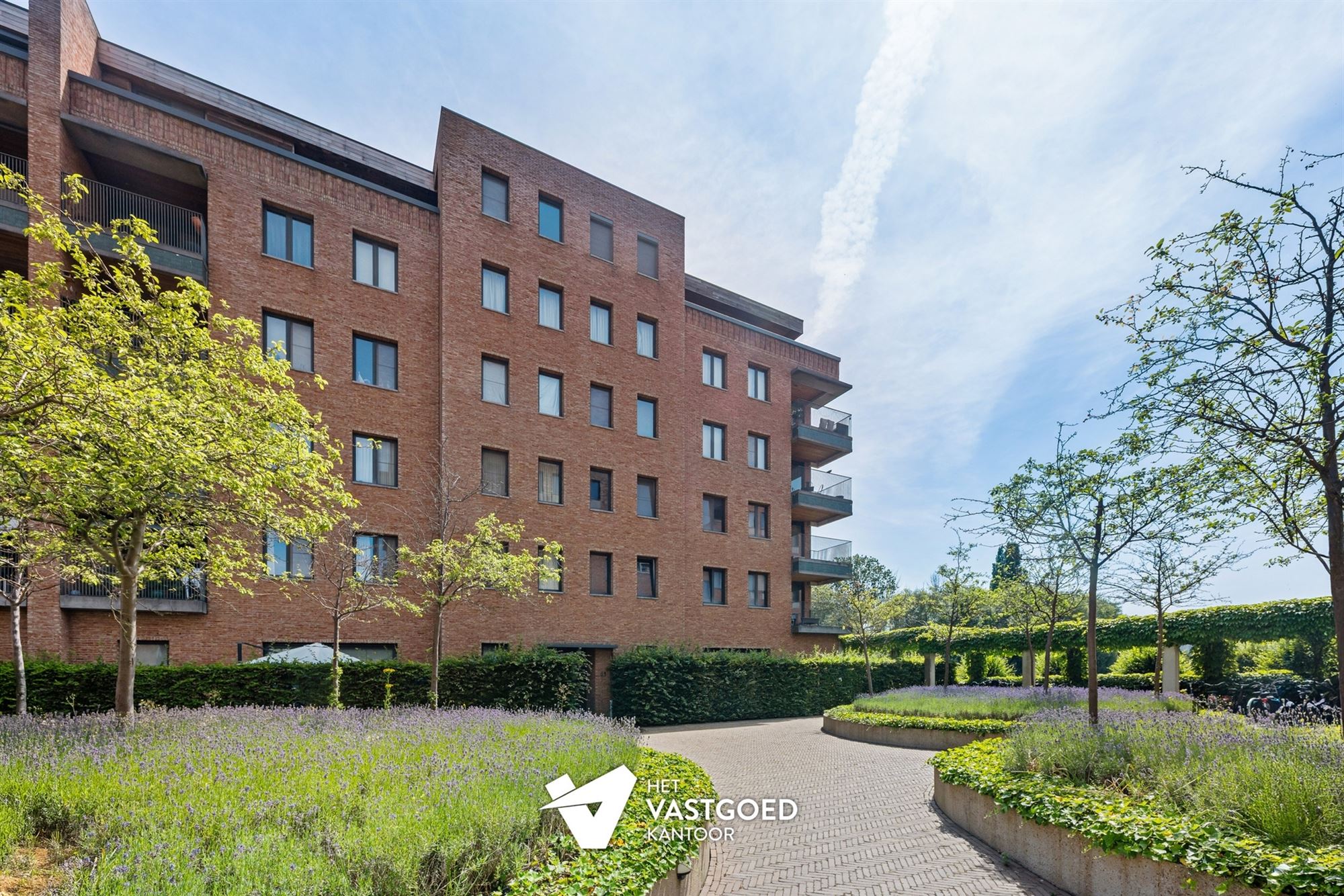 PRACHTIG GELEGEN GELIJKVLOERS APPARTEMENT MET 1 SLAAPKAMER EN ZEER RUIM TERRAS AAN DE KEMPISCHE KAAI TE HASSELT - foto 3