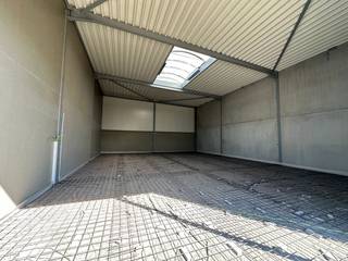 Nieuwbouw KMO-unit te koop met een oppervlakte van 208 m² en 2 privatieve parkeerplaatsen.<br />De lood maakt deel uit van “LUNA”, een gloednieuw KMO-project bestaande uit 13 diverse multifunctionele units vanaf 204 m² tot 213 m² (samenvoegbaar tot grotere oppervlaktes). Deze ontwikkeling ligt nabij de E403/A17-snelweg, die Kortrijk met Brugge verbindt – een absolute toplocatie voor ondernemers die belang hechten aan bereikbaarheid in een bedrijvige regio.<br /><br />De casco magazijnruimtes (brandklasse C) zijn opgebouwd uit een duurzame staalstructuur met geïsoleerde beton- en/of sandwichpanelen met afwerkingspaneel. Ze beschikken over een vrije hoogte van 6 meter, wat zorgt voor een optimaal gebruik van de ruimte. Elke unit is standaard uitgerust met een automatische sectionale poort (4 m B x 4,5 m H), een lichtstraat met geïntegreerde RWA-koepel en een slijtvaste polybetonvloer (1T/m²).<br />Aanwezigheid van gedeelde regenwaterputten, fietsenstallingen, een hoogspanningscabine en duidelijke signalisatie. De loodsen zijn ideaal voor uiteenlopende doeleinden zoals atelier, opslag en distributie.<br />Per unit zijn minstens twee privatieve parkeerplaatsen voorzien.<br />Voorziene oplevering Q4-2026.<br />Grijp nu je kans en investeer in een toekomstgerichte werkomgeving op een toplocatie!<br /><br />Contacteer PANORAMA B2B voor bijkomende (technische) inlichtingen, plannen of een vrijblijvend plaatsbezoek 056 222 562.