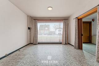 Voor meer info en foto’s, surf naar www.swevers.be – Te midden van het groene Averbode (Scherpenheuvel-Zichem) vind je deze bel-etage woning op een uitzonderlijk perceel van maar liefst ruim 54 are, met extra weide van 30a 90ca (op wandelafstand). De woning uit 1965 biedt 225 m² bewoonbare oppervlakte, verdeeld over twee verdiepingen met drie slaapkamers, één badkamer en een aparte inpandige garage. Hoewel renovatie nodig is, vormt dit huis een solide basis voor wie zijn droomwoning wil creëren op een unieke locatie.<br />De gelijkvloerse verdieping biedt onder andere de centrale trap, en een inpandige garage met ruime berging, apart toilet, en een ruimte vooraan. Op de eerste verdieping vind je een lichtrijke woonkamer van 28 m² met visgraatparket, een gesloten keuken, aparte eetkamer, drie slaapkamers (13 m², 13 m², 6 m²) en een eenvoudige badkamer. <br />Het zuidgerichte perceel is ideaal voor tuinliefhebbers, dierenhouders of agrarische invulling, met vergunde paardenstal en schutstal. De woning ligt rustig, op 300 m van openbaar vervoer en 10 km van de snelweg. Voor meer informatie, bel 011 255 155. Bron bewoonbare oppervlakte: EPC – verslag. Dit pand is onderworpen aan de renovatieverplichting van de Vlaamse overheid voor residentiële gebouwen (behoudens bij sloop binnen 5 jaar na de aankoop). Consulteer voor meer informatie de website van het Vlaams Energie- en Klimaatagentschap via https://www.vlaanderen.be/een-huis-of-appartement-kopen/renovatieverplichting-voor-residentiele-gebouwen.