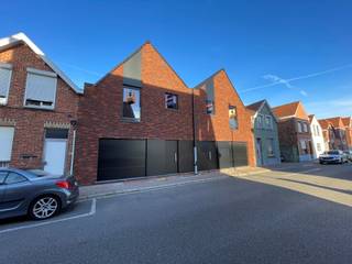 STIJLVOLLE NIEUWBOUWWONING vlakbij het REESINGHEBOS! Grondoppervlakte 322,80 m². Indeling: Inkomhal met gastentoilet, LICHTRIJKE leefruimte met...