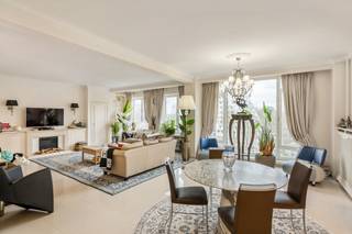 <b>Dubbelappartement tegenover het Albertpark<br /><br /></b>Lichtrijk en uitzonderlijk ruim 3-slaapkamerappartement met panoramisch zicht op het Albertpark, gelegen aan de Prins Albertlei. Het appartement bevindt zich over de volledige vijfde verdieping, wat zorgt voor een maximale privacy en een open, ruimtelijk gevoel. Met een bewoonbare oppervlakte van ca. 185 m² geniet u hier van comfortabel wonen op toplocatie, vlakbij openbaar vervoer, winkels, scholen en vlotte in- en uitvalswegen. Een absolute topligging, recht tegenover het Albertpark.<br /><br /><strong>Indeling</strong>:<br />- Stijlvolle inkomhal met maatwerk vestiairekasten en een apart gastentoilet met spoeltafel<br />- Royale leefruimte van maar liefst 65 m² over een gevel van 9m, met een adembenemend zicht op het groene Albertpark<br />- Volledige maatwerkkeuken uit 2021 met marmeren werkblad, hoogwaardige Siemens toestellen (2 combi-ovens, PITT cooking gasfornuis, dampkap, vaatwasser, koelkast en vriezer), geïntegreerde spoelbak en ontbijthoek<br />- Toegang vanuit de keuken tot het tweede terras<br />- Praktische linnenkamer of wasruimte met ingemaakte kasten en aansluiting voor wasmachine en droogkast<br />- Badkamer met wastafel, douche en toilet<br />- Drie ruime slaapkamers (24 m², 15 m² en 14 m²), waarvan één met toegang tot het overdekte terras van ca. 11 m²<br />- Volledig ingerichte badkamer met dubbele wastafel en hoekbad<br /><br /><strong>Bijzonderheden</strong>:<br />- Hoogwaardige afwerking met natuursteen doorheen het appartement<br />- Airconditioning voor een aangenaam binnenklimaat het hele jaar door<br />- Privatieve kelderberging ca. 8 m²<br />- Autostaanplaats afzonderlijk te koop aan €40.000<br />- EPC B en conforme keuring