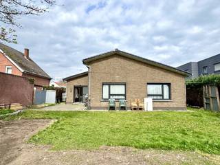 <p>Deze bungalow is SUPER gelegen in een zeer mooie en rustige wijk. Brede oprit, ruime garage, 3 grote slaapkamers, afzonderlijke bureau en zonnige tuin! INDELING: inkomhal, gastentoilet, grote lichtrijke leefruimte, keuken, garage met bergruimte en wasplaats, nachthal, 3 slaapkamers, badkamer en bureautje. Boven is er een handige zolder, die kan worden uitgebouwd tot extra verdiep. De woning heeft 20 ZONNEPANELEN.</p>