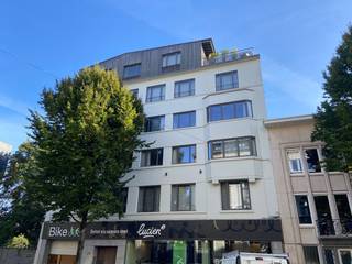 Dit appartement op de vierde verdieping is gerenoveerd en zeer centraal gelegen. Het zeer goed onderhouden gebouw heeft een zeer ruime lift...