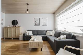 In de Cederlaan vind je deze charmante halfopen gezinswoning, een plek waar ruimte en gezelligheid naadloos samenkomen. De woning beschikt over een lichtrijke leefruimte met aansluitend een bureauhoek, perfect voor thuiswerk of studie. De grote moderne keuken vormt het hart van de woning.Met drie volwaardige slaapkamers, twee toiletten en badkamer is er meer dan genoeg comfort voor een jong gezin. Daarbovenop is de woning volledig onderkelderd, waardoor je ongelofelijk veel extra opbergmogelijkheden krijgt. Ook de grote garage maakt het leven hier opvallend makkelijk.Buiten geniet je van een aangename stadstuin, ideaal voor rustige avonden of speelmomenten. De geïsoleerde zolder biedt nog extra ruimte.Een warme, ruime en praktische thuis — klaar om ontdekt te worden.Bijzonderheden: - Conforme elektriciteit voor een zorgeloze start- Gemakkelijke bereikbaarheid dankzij de nabijgelegen invalswegen- Volledig onderkelderde woning voor zowel garage en maximale opbergruimte- Recent onderhouden en gekeurde cv-gaskachel- Scholen en winkels op korte afstand voor dagelijks wooncomfortWenst u meer info over deze woning of wenst u een bezoek ter plaatse? Contacteer Alissia Dewitte (0472 18 64 21 - alissia.dewitte@dewaele.com) of Yoshi Vandeginste (0474 49 50 38 - yoshi.vandeginste@dewaele.com)Dit pand is onderworpen aan de renovatieverplichting van de Vlaamse overheid voor residentiële gebouwen (behoudens bij sloop binnen 5 jaar na de aankoop). Consulteer voor meer informatie de website van het Vlaams Energie- en Klimaatagentschap via https://www.vlaanderen.be/een-woning-kopen/renovatieverplichting-voor-residentiele-gebouwen