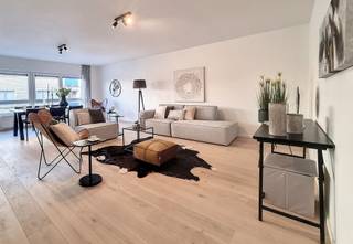 <p><span>Cet appartement aux finitions luxueuses se trouve dans une résidence intimiste de 6 logements. On y pénètre par le hall d'entrée central qui donne accès à toutes les pièces de l'appartement. Nous commençons par le salon exceptionnellement spacieux (42 m²), auquel se raccorde une cuisine ouverte équipée de tout le confort nécessaire. Depuis la cuisine, on accède également à un débarras attenant, idéal pour entreposer les provisions. La salle de bains a été aménagée avec le souci du détail et est ainsi équipée d’une magnifique douche à l’italienne, d’un meuble de salle de bains avec deux lavab's, d’un radiateur sèche-serviettes et d’un miroir éclairé. Les deux chambres spacieuses peuvent chacune accueillir un lit double et une grande armoire. De plus, cet appartement bénéficie d’une jolie terrasse qui, cerise sur le gâteau, est orientée au sud. À l’arrière se trouvent un garage pratique et un débarras séparé. Idéal pour la voiture, le vélo, les poubelles et autres. L’espace de rangement ne manque donc pas.</span></p><p><span>Il n'y a pas de charges communes supplémentaires.</span></p><p><span>L'appartement sera disponible le 1er septembre 2026.</span></p><p><span>Pour une visite, contactez-nous au 015 200 999 ou à l'adresse info@vastgoedplus.be</span></p>