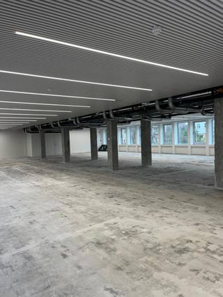 <p><span>B.Hive is ideaal gelegen in de Dejonckerstraat 42-44-46, vlak bij de Louizalaan en het Stéphanieplein. Het gebouw biedt volledig gerenoveerde kantoorruimtes die moderniteit, comfort en energie-efficiëntie combineren, dankzij ultramoderne voorzieningen zoals warmtepompen, een nieuw ventilatiesysteem, ledverlichting en zonnepanelen.</span></p>
<p><span>In de directe omgeving bevinden zich tal van winkels, restaurants en fitnesscentra. Bovendien is het gebouw uitstekend bereikbaar met het openbaar vervoer.</span></p>
<p><strong><span>Huurvoorwaarden:</span></strong><span> de jaarlijkse huurprijs bedraagt €200/m² voor standaardkantoren en €210/m² voor ingerichte kantoren, afhankelijk van de behoeften van de huurder. Parkeerplaatsen zijn beschikbaar tegen €1.500 per plaats per jaar.</span></p>