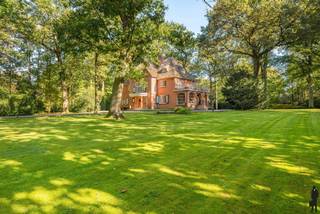 <p><strong>In Vriesdonk, rietgedekte karaktervolle villa met authentieke elementen, prachtige parktuin, hoge plafonds en veel verbouwingspotentieel! Grondoppervlakte is ca. 9127m².</strong><br /><br /><strong>De gelijkvloerse verdieping:</strong><br />- Een inkomhal met <strong>vestiaire</strong>, gastentoilet en handenwasser<br />- Middels glazen deur naar centrale <strong>majestueuze ontvangsthal </strong>(22m²) op houten vloer<br />- Een woonkamer (37,4m²)op houten vloer met<strong> open haard (hout)</strong> en deur naar<strong> terras/tuin</strong><br />- Een <strong>bar </strong>op vast tapijt en deur naar terras<br />- Een eetkamer (28m²) op houten vloer,<strong> open haard (hout)</strong> en deur naar <strong>terras/tuin</strong><br />- Een <strong>ruime </strong>keuken (30m²) met gootsteen, kookeiland met o.a. Smeg inductiekookvuur, dubbele Miele vaatwasser, dubbele Siemens ovens, ingebouwde ijskast,...<br />- Een berging c.q. <strong>wasplaats </strong>(11m²)<br />- Een <strong>inpandige garage</strong> (16m²) met manuele poort en aansluiting wasapparatuur</p>
<p>De villa leent zich perfect naar het realiseren van een <strong>open leefkeuken</strong> (zie nieuwe indeling bij plattegronden op onze site)<br /><br /><strong>De tussenverdieping met nachttoilet en berging</strong><br /><strong>De eerste verdieping:</strong><br />- Een nachthal op houten vloer met gootsteen<br />-<strong>Hoofdslaapkamer </strong>(28m²) met <strong>prachtig </strong>zicht op de <strong>tuin ensuite badkamer </strong>voorzien van ligbad, lavabo, bidet en toilet.<br />-Nog drie slaapkamers (21,6m², 21,6m² en 17m²) waarvan 2 met lavabo en 1 met ingemaakte kast.<br />- Genoemde badkamer is eveneens te bereiken vanuit de nachthal.<br />- Vanuit 4<sup>de</sup> slaapkamer toegang tot 5<sup>de</sup> slaapkamer (23,5m²) bestaande uit slaapgedeelte en aparte bureelhoek.</p>
<p>Mogelijkheid tot het realiseren van een tweede badkamer (zie nieuwe indeling bij plattegronden op onze site)<br /><br />De tweede verdieping:<br />- Een nachthal op houten vloer<br />- nog 3 slaapkamers(20m²- 21,6-15,4m²)<br />- 2 ensuite zolderkamers<br /><br />Algemeen:<br />- Een ruime kelder aanwezig verdeeld in meerdere kelderbergingen en wijnkelder<br />- Een achterliggende dubbele garage met manuele poort en bovenliggende zolderberging<br />- Verwarming d.m.v. radiatoren, bovengrondse stookolietank (Buderus) aanwezig.</p>
<p>- Sfeervolle diepe omheinde parktuin (163/167 m diep!) met overdekt terras aan de villa<br />- Karaktervolle tijdloze villa met authentieke elementen, hoge plafonds,...<br />- De achtertuin is oost gelegen, verlichte oprijlaan en gevelverlichting <br />- Volledig te renoveren maar enorm veel verbouwingspotentieel</p>
<p>- Rieten dak is een 5-tal jaren terug de nodige onderhoudswerken gekend <br />- Manuele rolluiken en functionele luiken aanwezig<br />- Lange oprijlaan welke alle privacy biedt, er zijn eveneens voldoende parkeerplaatsen op het terrein<br />- Gelegen nabij alle invalswegen, scholen,e.d.</p>
<p>De villa betreft gezien de leeftijd (bouwjaar 1924) van de villa en de huidige bouwmaterialen een totaalverbouwing. De koper dient dan uiteraard ook rekening te houden met het verbouwingsbudget.</p>