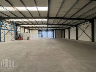 Functioneel bedrijfsgebouw te huur bestaande uit een magazijnruimte gecombineerd met kantoren. Uitstekend gelegen in het bedrijventerrein Europark-Noord en biedt een zeer vlotte bereikbaarheid dankzij de onmiddellijke nabijheid van de op- en afritten van de E17, die je direct verbinden richting Antwerpen, Gent en Brussel.<br /><br />De magazijnruimte, met een oppervlakte van 950 m², is voorzien van 2 automatische sectionaalpoorten, grote lichtstraten met rookluik en een vrije hoogte van 6 meter. Het gebouw beschikt ook over een instapklare kantoorruimte van 200 m², uitgerust met een kitchenette en sanitaire voorzieningen. Daarnaast is er nog een sociale ruimte van 80 m² met mezzanine bovenop aanwezig, ideaal voor extra opslagruimte. De site beschikt tevens over 150 m² buitenruimte aan de achterzijde en ruime parkeermogelijkheden. <br /><br />Contacteer PANORAMA B2B voor bijkomende (technische) inlichtingen, plannen of een vrijblijvend plaatsbezoek 0477 06 30 30.