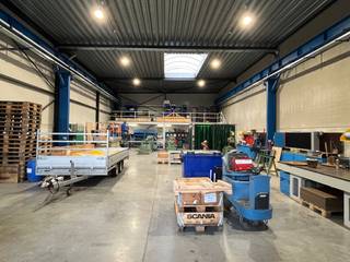 De beschikbare ruimte omvat een magazijn van 330 m² (waarvan 40 m² mezzanine) en 50 m² kantoorruimte. Het magazijn is uitgerust met een automatische sectionaalpoort en een afzonderlijke toegangsdeur, een lichtstraat met rookluik en een vrije hoogte van 5,7 meter. De kantoorruimte, verdeeld over het gelijkvloers en de eerste verdieping, is modern ingericht en biedt veel lichtinval. Tevens beschikt de unit over drie parkeerplaatsen.<br /><br />De site is vlot bereikbaar dankzij de gunstige ligging aan de Mechelsesteenweg in Dendermonde, met een directe aansluiting op de N41. Via deze weg bereikt u in enkele minuten de E17 (op- en afrit Lokeren), wat zorgt voor een uitstekende verbinding richting Gent en Antwerpen.<br /><br />Heeft u interesse of wenst u graag meer details over dit aanbod? Neem contact op met Gill voor meer info, plannen en lastenboek via het nummer 09 219 90 30.