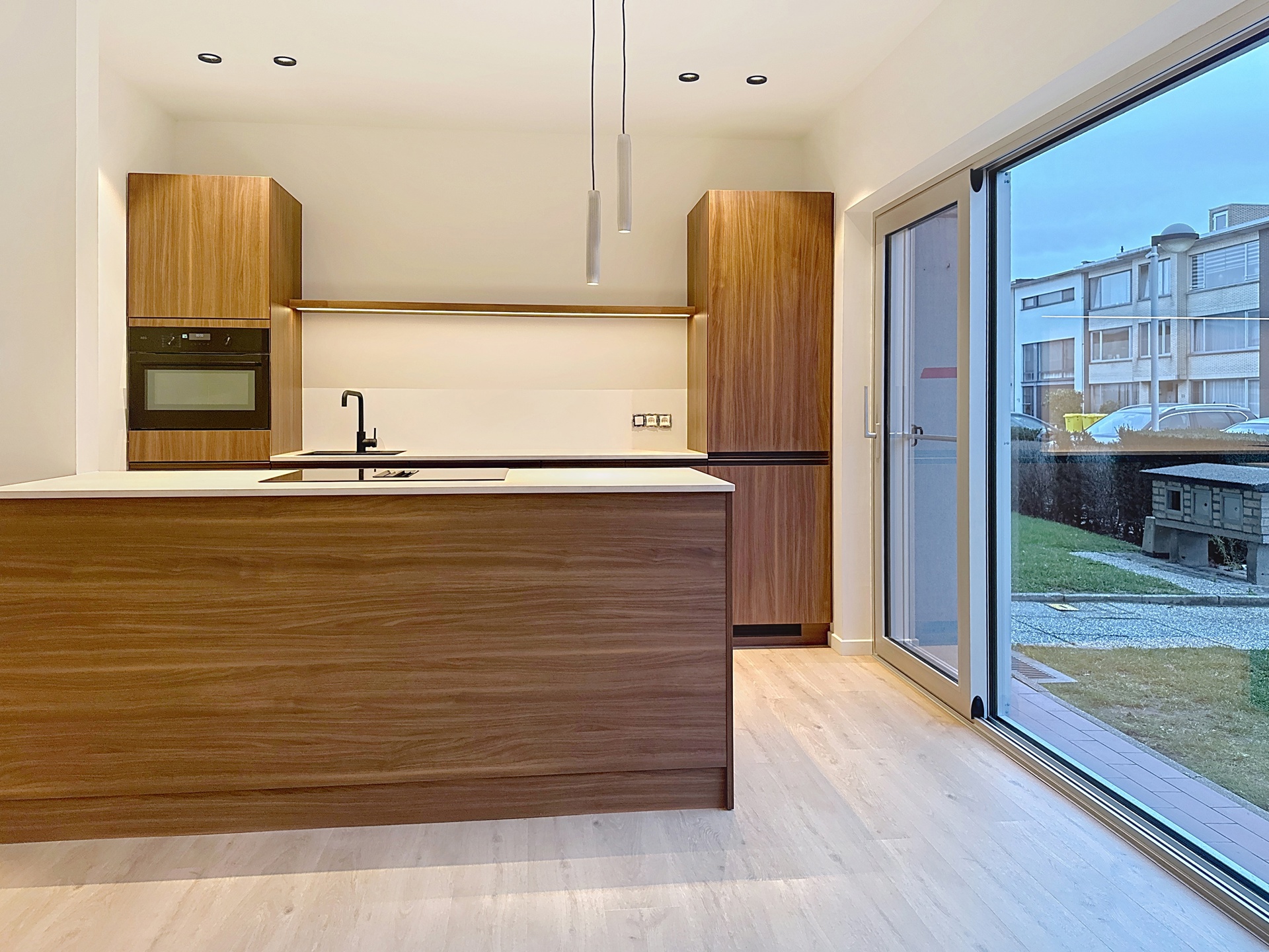 VOLLEDIG VERNIEUWD GELIJKVLOERS APPARTEMENT 3 SLPKS - foto 1