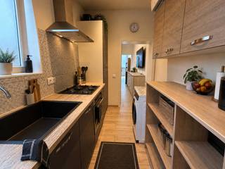 <br /><br />Deze verzorgde stadswoning is gelegen in de Veldstraat, op een uitstekende locatie in het centrum van Kortrijk. Dankzij de centrale ligging bevinden winkels, horeca, scholen, openbaar vervoer en andere dagelijkse voorzieningen zich op korte afstand.<br />De woning beschikt over een gezellige en lichtrijke leefruimte. De grote raampartijen zorgen voor een aangename natuurlijke lichtinval en maken van de leefruimte een fijne plek om te wonen.<br />Aansluitend vinden we de praktisch ingerichte keuken, die optimaal gebruikmaakt van de beschikbare ruimte. De keuken is voorzien van voldoende werk- en opbergruimte en vormt een functioneel geheel met de rest van de woning.<br />De woning beschikt over drie slaapkamers. De kamers zijn verzorgd afgewerkt. De slaapkamer op de bovenste verdieping geniet dankzij het dakvenster van een mooie lichtinval.<br />De verzorgde badkamer is uitgerust met een inloopdouche, wastafelmeubel, toilet en handdoekradiator. Het dakvenster zorgt ook hier voor extra natuurlijk licht.<br />Verder beschikt de woning over een praktische kelderberging en een compacte buitenruimte, een aangename extra in het hart van de stad.<br />De woning is momenteel verhuurd aan €800 per maand, goed voor een jaarlijkse huurinkomst van €9.600. Hierdoor is dit een interessante opportuniteit voor wie op zoek is naar een bestaande opbrengsteigendom in het centrum van Kortrijk.<br />Met een EPC-label B en een EPC-score van 175 kWh/m² jaar beschikt de woning bovendien over een gunstige energieprestatie.<br />
