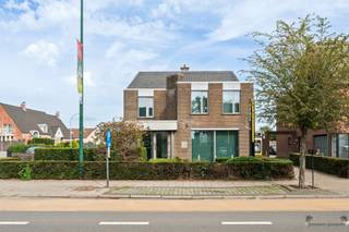 <h3><span>Veelzijdig hoekpand met parking en tal van mogelijkheden in Meerle</span></h3><p><span>Op een </span><span>zichtbare hoeklocatie in het centrum van Meerle</span><span> bevindt zich dit voormalige KBC-bankkantoor. Het pand beschikt over ca. </span><span>376 m² kantooroppervlakte</span><span>, verdeeld over verschillende bouwlagen, en combineert een sterke commerciële ligging met parkeergelegenheid en heel wat mogelijkheden voor een nieuwe invulling. Een gedeelte van het pand is momenteel verhuurd aan </span><span>Batopin/Cash Point</span><span>. </span></p><p><span>Het gelijkvloers is momenteel ingericht als kantoorruimte en biedt dankzij de oppervlakte en zichtbaarheid mogelijkheden voor onder meer een </span><span>kantoor, praktijk, winkel, showroom of horecaconcept</span><span>.</span></p><p><span>Op de eerste verdieping bevinden zich verschillende afzonderlijke ruimtes en een keuken. Hierdoor kan deze verdieping zowel professioneel worden gebruikt als, mits de nodige vergunningen, worden omgevormd tot woonruimte. Daarboven bevindt zich nog een </span><span>ruime, grotendeels open zolderverdieping van ca. 131 m²</span><span>, ideaal voor de creatie van bijvoorbeeld een loft, appartement, atelier of bijkomende werkruimte.</span></p><p><span>Het gebouw beschikt bovendien over een </span><span>ruime kelderverdieping</span><span>, aangevuld met een gedeelte kruipkelder en technische ruimtes. De verwarming gebeurt op aardgas en er is tevens een koelinstallatie aanwezig. De elektrische installatie werd in 2024 </span><span>conform gekeurd</span><span>. </span></p><p><span>De combinatie van </span><span>hoekligging, zichtbaarheid, parking, commerciële ruimte en de mogelijkheden op de verdiepingen</span><span> maakt dit een bijzonder interessant pand voor ondernemers en investeerders. Ideaal voor wie werken en eventueel wonen wil combineren of op zoek is naar een eigendom met verschillende toekomstmogelijkheden.</span></p><p><span>Alternatieve bestemmingen en woonmogelijkheden zijn steeds onder voorbehoud van de geldende stedenbouwkundige voorschriften en eventuele vergunningen.</span></p>