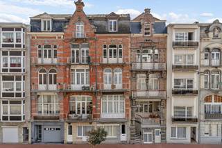 <p>Op zoek naar een ruim appartement aan zee met nét dat tikkeltje meer karakter? Deze instapklare duplex van 95 m² bevindt zich op een centrale ligging in Blankenberge en combineert de charme van een karaktervol gebouw met het comfort van een hedendaags appartement.</p><p></p><p>Dankzij de ligging woon je op wandelafstand van de zeedijk en het strand, maar ook winkels, horeca, openbaar vervoer en het station bevinden zich vlakbij. Dat maakt het appartement niet alleen interessant voor permanente bewoning, maar ook als comfortabel tweede verblijf of als vastgoedinvestering aan de Belgische kust.</p><p></p><p><strong>Ruim wonen verdeeld over twee verdiepingen</strong></p><p>Het appartement bevindt zich op de derde en vierde verdieping en beschikt over een aangename duplexindeling. Met een bewoonbare oppervlakte van 95 m² is er opvallend veel ruimte voor een appartement aan de kust.</p><p></p><p>Binnen vind je een gezellige leefruimte en een ingerichte keuken. De twee volwaardige slaapkamers bieden voldoende ruimte voor een koppel, gezin of gasten, wat het appartement bijzonder interessant maakt voor wie regelmatig familie of vrienden aan zee wil ontvangen.</p><p></p><p>De badkamer werd in 2025 volledig vernieuwd en geeft het appartement een frisse, hedendaagse uitstraling. Een klein terras aan de voorzijde zorgt voor bijkomende buitenruimte.</p><p></p><p>Daarnaast beschik je over een privatieve kelder en een kleine fietsenberging: praktische extra's die zeker aan de kust goed van pas komen.</p><p></p><p><strong>Instapklaar met karakter</strong></p><p>Het appartement werd doorheen de jaren verzorgd en gerenoveerd en is vandaag instapklaar. De elektrische installatie is conform, de verwarming gebeurt individueel op aardgas en het appartement beschikt over dubbele beglazing. Ook de gemeenschappelijke delen van het gebouw werden opgefrist.</p><p></p><p>Een bijzondere troef is het karakter van het gebouw zelf. Het pand is opgenomen als vastgesteld bouwkundig erfgoed en onderscheidt zich daarmee van de vele klassieke appartementsresidenties aan de kust. De authentieke architectuur geeft het geheel een eigen uitstraling en identiteit.</p><p></p><p><strong>Wonen, genieten of investeren aan zee</strong></p><p>Met zijn 95 m² woonoppervlakte en twee slaapkamers is dit appartement bijzonder veelzijdig. Voor wie permanent in Blankenberge wil wonen, biedt het voldoende ruimte en een zeer centrale ligging. Wie droomt van een tweede verblijf aan zee krijgt hier een appartement waar ook familie of vrienden comfortabel kunnen overnachten. En voor investeerders biedt de combinatie van twee slaapkamers, een ruime oppervlakte en een ligging dicht bij het centrum en de kust interessante mogelijkheden.</p><p></p><p>Het appartement bevindt zich op de derde verdieping en het gebouw beschikt niet over een lift. Een aandachtspunt dat we graag transparant meegeven, maar dat tegelijk bijdraagt aan het kleinschalige karakter van het gebouw.</p><p></p><p>Benieuwd of dit karaktervolle appartement jouw nieuwe plek aan zee kan worden? Plan je bezoek en ontdek zelf de ruimte, ligging en mogelijkheden van deze duplex in Blankenberge.</p>