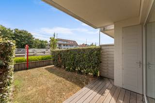 <strong>Oostduinkerke: ruim gelijkvloers appartement te koop met een tuin.</strong><br /><br />Dit ruim en instapklaar appartement met twee slaapkamers en een zonnige tuin biedt het perfecte comfort om er zelf in te wonen. Dankzij de praktische kelder en de mogelijkheid tot aankoop van een gesloten garagebox heeft u altijd voldoende ruimte en gemak. Gelegen in een toeristische zone is het ook ideaal als vakantieverblijf of voor verhuur. U hoeft niets meer te doen – gewoon verhuizen en genieten. Een ideale combinatie van rust, comfort en veelzijdigheid!<br /><br /><strong>Indeling:</strong><br />Gelijkvloers: inkomhal, toilet, slaapkamer, slaapkamer met badkamer, douchekamer, keuken, leefruimte met toegang tot de tuin, kelder.<br /><br /><strong>Troeven:</strong>
<ul><li>Twee ruime slaapkamers.</li><li>Twee badkamers.</li><li>Inclusief een kelder.</li><li>Mogelijkheid tot het aankopen van een gesloten garagebox.</li></ul>
Meer informatie? Contacteer Arne Dewitte via 058 53 37 40.