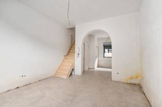 Te koop: Verder af te werken woning in de Roskotstraat, Zele, gelegen in een rustige residentiële omgeving.<br /><br />Deze woning biedt een solide basis dankzij reeds vernieuwde elementen zoals dak, ramen, pleisterwerk, vloeren en leidingen. U kan het interieur verder afwerken naar eigen smaak en bovendien een gezellige tuin creëren. Met drie mooie slaapkamers is dit een ideale gezinswoning op een centrale locatie.<br /><br />Troeven:<br />• Reeds vernieuwd dak, ramen, pleisterwerk, vloeren en leidingen<br />• Mogelijkheid tot afwerking naar eigen smaak en aanleg van tuin<br />• Drie mooie slaapkamers<br />• Asbestvrij<br /><br />Belangrijkste ruimtes:<br />• Woonkamer (25 m²) met aangename lichtinval<br />• Keuken (7 m²) klaar voor afwerking<br />• Slaapkamer (8 m²) <br />• Slaapkamer (15 m²) <br />• Slaapkamer (27 m²) <br />• Badkamer (4 m²) functionele indeling<br />• Inkomhal (4 m²) en nachthal (5 m²) als verbindende ruimtes<br /><br />Neem vandaag nog contact op met je ERA-makelaar voor een bezoek.<br /><br />JOUW DROOMHUIS. ZO GEVONDEN!
