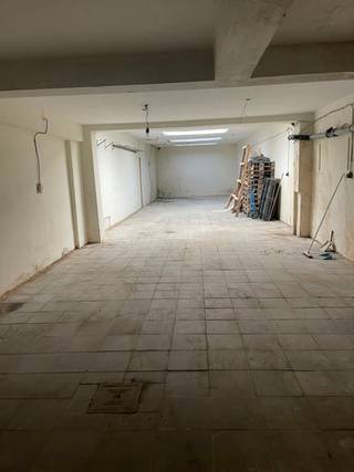 In Antwerpen komt dit praktisch en goed gelegen magazijn van ca. 110 m² beschikbaar. De ruimte is uitsluitend geschikt voor opslag.<br />Het magazijn heeft een functionele indeling met een diepte van 22 meter en een breedte van 4,91 meter. De vrije hoogte bedraagt 2,81 m vooraan en 2,41 m achteraan. Achteraan zorgen drie lichtkoepels voor extra natuurlijke lichtinval.<br />De toegang verloopt via een poort aan de straatzijde met afmetingen van 2,49 m breed op 2,53 m hoog, ideaal voor het binnenbrengen en/of uitnemen van fietsen en/of materiaal.<br />Voorzieningen:<br />Water aanwezig (jaarlijkse afrekening volgens verbruik)<br />Privatieve elektriciteitsaansluiting<br />Kadastraal inkomen ten laste van de huurder<br />Verhuur door een privé-eigenaar (huur is niet beroepsmatig in te brengen)<br />Het magazijn is onmiddellijk beschikbaar en biedt een veilige en praktische oplossing voor wie op zoek is naar een ruime fietsenstalling of opslagplaats in Antwerpen.