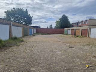 Ruime dubbele garagebox te koop in Merksem op centrale locatie. De garage is gelegen tussen de Laarsebaan en Kruisbaanvelden. De garagebox is...