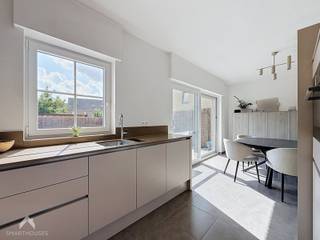 <p>Recente vrijstaande woning, rustig gelegen in een doodlopende straat en toch nabij winkels, het station en diverse diensten. De woning beschikt op het gelijkvloers over een inkomhal met gastentoilet, een lichtrijke leefruimte met gezellige zit- en eethoek en een volledig geïnstalleerde open keuken met aansluitende praktische was- en bergruimte. Via de schuiframen is er rechtstreeks toegang tot het zuidgerichte terras en de aangename tuin. <br />Op de eerste verdieping bevinden zich drie slaapkamers, waaronder twee ruime slaapkamers en een derde kamer die perfect kan worden ingericht als kinderkamer, bureau of dressing. Daarnaast is er een ruime badkamer voorzien van een ligbad, douche, dubbele lavabo en toilet. Via de vaste trap in de kinderkamer bereikt u de ruime zolderverdieping, die nog volledig naar eigen wens kan worden ingericht en tal van mogelijkheden biedt als extra slaapkamer of hobbyruimte.</p>
<p>Extra troeven:</p>
<ul>
<li>Instapklaar</li>
<li>Energiezuinig (EPC -B)</li>
<li>Conforme keuring elektriciteit</li>
<li>Alle ramen uitgerust met elektrische rolluiken</li>
<li>Domotica aanwezig</li>
<li>Regenwaterput van 7.500 L</li>
<li>Doodlopende straat</li>
<li>Private oprit met carport en parkeerplaats voor 2 wagensInstapklaar</li>
</ul>
Deze woning is te koop ZONDER makelaar via het concept van Smart Houses! Wenst u verdere inlichtingen of een bezoek? Contacteer rechtstreeks de eigenaar (Bij voorkeur telefonisch na 18u of via Whatsapp) via +32474763676
