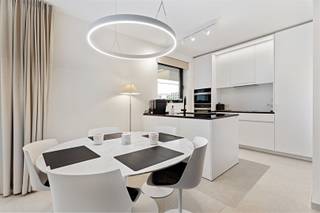 <p><span>Ontdek dit prachtige </span><span>hoekappartement van 120 m²</span><span> met een </span><span>riant terras van 49 m²</span><span>, gelegen in de exclusieve </span><span>Fase 5 van residentie Jan Turpin</span><span>. Geniet dagelijks van een </span><span>mooi zicht op het park en de havengeul</span><span> een unieke combinatie van rust, ruimte en elegantie aan zee.</span></p><p><span>Het appartement verkeert in </span><span>quasi nieuwstaat</span><span> en werd met oog voor detail afgewerkt: stijlvolle maatkasten, kwalitatieve gordijnen, sfeervolle verlichting en smaakvolle meubels zijn inbegrepen. Klaar om meteen in te trekken!</span></p><p><span>Indeling:</span></p><ul><li><span>Inkomhal met vestiaire en glazen deur naar de ruime, lichtrijke woonkamer</span></li><li><span>Moderne open keuken met eiland</span></li><li><span>3 volwaardige slaapkamers</span></li><li><span>2 stijlvolle badkamers (waarvan één ensuite)</span></li><li><span>Grote berging</span></li><li><span>Ruim hoekterras rondom, voorzien van terrasberging</span></li></ul><p><span>Door de royale plafondhoogte van 2,70m en de vele ramen geniet U van uitzonderlijk veel zon en lichtinval. </span></p><p><span>Daarnaast beschikt u over een </span><span>ondergrondse berging</span><span> en </span><span>2 private fietshaken</span><span>.<br />Een </span><span>garage (6 m x 3 m)</span><span> met automatische poort in het gebouw is beschikbaar voor € 65.000.</span></p><p><span>Een uitzonderlijk appartement op een toplocatie instapklaar, luxueus en volledig bemeubeld.</span></p><p><span> </span></p><p><span>Aan een zeer schappelijke prijs gezien ligging, oppervlakte, afwerking én gelegen in topgebouw Jan Turpin. </span></p><p><span> </span></p><p><span>Voor de snelle beslisser. </span></p>