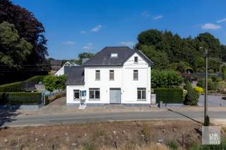Indeling woonhuis:Op het gelijkvloers biedt het woonhuis een inkom, een riante woonkamer met gashaard, een aparte eetkamer met gashaard, een volledig...