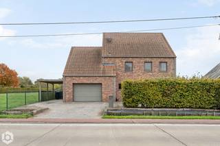 In Onze-Lieve-Vrouw-Waver bevindt zich deze prachtige villa, waar landelijk wonen en een vlotte bereikbaarheid perfect samengaan. Dankzij de gunstige ligging bevinden belangrijke invalswegen, scholen, winkels en andere voorzieningen zich op korte afstand. Het zuidoostelijk georiënteerde perceel van maar liefst 1.500 m² biedt volop ruimte om in alle rust en privacy te genieten.<br />Op het gelijkvloers verwelkomt de inkomhal u met een apart gastentoilet en een praktische berging. De ruime woonkamer sluit naadloos aan op de open keuken en biedt een prachtig uitzicht op de fraai aangelegde tuin. Hier vormen de verschillende terrassen, het zwembad en het poolhouse de ideale setting om heerlijk te ontspannen en te genieten van het landelijke uitzicht.<br />De eerste verdieping omvat een nachthal, vier ruime slaapkamers en een comfortabele badkamer met ligbad, douche en dubbele lavabo, aangevuld met een apart toilet. De master bedroom beschikt bovendien over een eigen dressing. Op de tweede verdieping vindt u nog een ruime slaapkamer en een extra berging met zolderruimte.<br />Ook op energetisch vlak biedt deze villa interessante troeven, dankzij de aanwezigheid van zonnepanelen en een nieuwe warmtepomp. Zo combineert deze ruime gezinswoning hedendaags wooncomfort met een prachtige buitenomgeving en een uitstekende bereikbaarheid.<br />Voor informatie en/of een bezichtiging, bel Bob 0476/098485 of bezoek onze website www.Boonstravastgoed.be