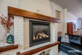 <div>Zeer centraal gelegen HO bebouwing met veel mogelijkheden en ruime tuin.</div><div> </div><div>Deze hoekwoning is ideaal als starterswoning of als vastgoedinvestering!</div><div>Op een rustige ligging gelegen, op wandelafstand van het centrum, scholen, winkels, openbaar vervoer en een gezellig stadsparkje naast de woning.</div><div>Bovendien is er een ruime openbare parking voorzien.</div><div>De woning biedt heel wat potentieel en is de ideale basis voor wie er met enkele renovatiewerken een echte thuis van wil maken.</div><div>Het pand beschikt al over vernieuwde electriciteit en de gasaansluiting is aanwezig ( gaskachels ).</div><div>Op het gelijkvloers vinden we de leefruimte, keuken met nieuwe lichtkoepel, badkamer met ligbad, lavabo en toilet, aansluiting voor de wasmachine/droogkast.</div><div>De veranda biedt een fijne verbinding met de grote tuin, die eveneens nog veel mogelijkheden biedt voor wie graag geniet van buitenruimte en dit in alle privacy.</div><div>Op de 1ste verdieping bevinden zich de 2 slaapkamers en de zolderverdieping biedt eveneen plaats aan een 3de slaapkamer, ideaal als kinderkamer, hobbyruimte of logeerkamer.</div><div> </div><div>Deze woning is een echte buitenkans, mits een kleine renovatie, zowel voor eigen gebruik als eerste woning of als vastgoedbelegging!!</div>