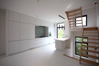 Dit charmante en lichtrijke triplexappartement is gelegen in de Olifantstraat en strekt zich uit over de eerste, tweede en derde verdieping van een prachtig gerenoveerde rijwoning.<br /><br />Bij het binnenkomen wordt u verwelkomd in een inkomhal met vestiaire. Op de eerste verdieping bevindt zich de ruime en lichtrijke leefruimte met een volledig geïnstalleerde open keuken. Deze is uitgerust met een gasvuur, dampkap, vaatwasser, oven, koelkast en diepvries.<br /><br />Op de tweede verdieping vindt u een moderne badkamer met een inloopdouche, lavabo en vrijstaand bad. Daarnaast is er een apart toilet en de eerste ruime slaapkamer, voorzien van praktische ingemaakte kasten.<br /><br />Op de derde verdieping vindt u de tweede slaapkamer, eveneens uitgerust met ingemaakte kasten, en een aangenaam zonnig terras. Dankzij de ramen die volledig geopend kunnen worden, kunt u vanuit de slaapkamer optimaal genieten van het mooie weer en het buitengevoel.<br /><br />Verder beschikt de woning over een gemeenschappelijke berging met plaats voor fietsen. Hier is eveneens de mogelijkheid voorzien om een wasmachine en droogkast aan te sluiten.<br /><br />Het appartement is volledig uitgerust met lichtarmaturen, lamellen aan de ramen en vliegenramen, wat zorgt voor extra comfort en gebruiksgemak.<br /><br />Voor het verbruik van elektriciteit, gas en water wordt maandelijks een provisie van € 180 gevraagd. Op het einde van het jaar volgt een afrekening op basis van de tussentellers.<br /><br />📅 Beschikbaar vanaf 1 oktober 2026<br />⚡ EPC-label B – 145 kWh/(m² jaar)<br />💶 Maandelijkse provisie nutsvoorzieningen: € 180
