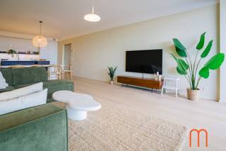 Op zoek naar een <strong>stijlvol gemeubeld appartement te huur in Oostende met zicht op zee en de duinen</strong>?<br /><br />Dit prachtig appartement in <strong>Residentie Trinity, gelegen aan de populaire Oosteroever in Oostende</strong>, combineert ruimte, comfort en een uitzonderlijke ligging aan de Belgische kust.<br /><br />Het appartement bevindt zich op de <strong>3de verdieping</strong> en beschikt over een royale woonoppervlakte van <strong>131 m²</strong>, aangevuld met een indrukwekkend <strong>terras van ca. 30 m²</strong> aan de voorzijde.<br />Vanop het terras en vanuit de woonkamer geniet u van een <strong>uniek en prachtig zicht op de zee en de duinen</strong>.<br /><br /><strong>Ruime woonkamer met open keuken</strong><br />De lichtrijke woonkamer vormt het hart van het appartement en biedt dankzij de grote raampartijen een bijzonder aangenaam uitzicht.<br />De <strong>open keuken is volledig ingericht</strong> en sluit naadloos aan op de leefruimte, ideaal voor comfortabel wonen en gezellig tafelen.<br /><br /><strong>Twee slaapkamers, slaaphoek en twee badkamers</strong><br />Het appartement beschikt over een ruime <strong>masterbedroom met dressing en eigen badkamer</strong>, uitgerust met een <strong>ligbad, douche, lavabo en toilet</strong>.<br />Daarnaast is er een <strong>tweede slaapkamer en een afzonderlijke slaaphoek</strong>, met een extra badkamer voorzien van een <strong>douche en lavabo</strong>. Verder beschikt het appartement over een <strong>afzonderlijk toilet</strong> en een praktische <strong>berging met wasmachine</strong>.<br /><br /><strong>Troeven van dit gemeubeld appartement</strong><br /><span>Gemeubeld appartement in <strong>Residentie Trinity – Oosteroever Oostende</strong></span><br /><span><strong>Uniek zicht op zee en de duinen</strong></span><br /><span>Bewoonbare oppervlakte van <strong>131 m² + groot terras van 30 m²</strong></span><br /><span><strong>EPC: slechts 33 kWh/m²</strong>, zeer energiezuinig</span><br /><span>Verwarming via <strong>warmtenet</strong></span><br /><span>Mogelijkheid tot het huren van een parking in de directe omgeving: <strong>€ 125/maand</strong></span><br /><span>Provisie vaste kosten: <strong>€ 150/maand</strong></span><br /><span><strong>Onmiddellijk beschikbaar</strong></span><br /><br />Dit <strong>gemeubeld appartement met zeezicht in Oostende</strong> is een uitstekende keuze voor wie comfortabel en stijlvol wil wonen aan de kust, op een bijzondere locatie in de <strong>Oosteroever</strong>.<br /> 
