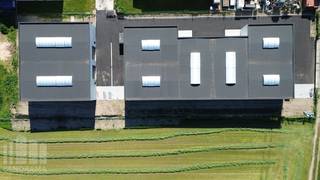 Nieuwbouw KMO-unit van 256 m² en 1 privatieve parkeerplaats te koop in Aartrijke.<br /> <br />De geïsoleerde <strong>casco magazijnruimte</strong> (brandklasse C) is opgebouwd uit een staalconstructie in combinatie met geïsoleerde gladde prebaf betonpanelen met een vrije hoogte van +/- 6 m, toegankelijk via sectionaalpoort (4,50 m B x 4,50 m H) met afzonderlijke toegangsdeur. Verder is de loods voorzien van o.a. een lichtstraat met rookluik, polybetonvloer, een regenwaterput (6.500 L) en een septische put. Aansluitingen van nutsvoorzieningen (water, elektriciteit (40A- 3 fasig 400 V), distributie, telefonie en internet) komen binnen in de unit. De <strong>voorziene oplevering is Q2 - Q3/2026</strong>. <br /><br />De unit maakt deel uit van het nieuwbouw KMO-project "<strong>LAKEBOS</strong>" bestaande uit 8 KMO-units met oppervlakte van +/- 192 m² tot 326 m² (samenvoegbaar tot grotere oppervlaktes) .<br />De dakstructuur laat het toe zonnepanelen te plaatsen (15 kg/m²). Ruime parkeer- en manoeuvreerruimte op de site.<br /><br />Uitermate goed gelegen op amper 450 m van de bedrijvige Aartrijksestraat met vlotte verbinding naar de Torhoutsesteenweg en de op- en afrit 11 Ruddervoorde van de E403.<br /><br />Contacteer <strong>PANORAMA B2B</strong> voor bijkomende (technische) inlichtingen, plannen of een vrijblijvend plaatsbezoek op het nummer <strong>050 300 800.</strong>