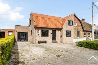 Deze verzorgde woning biedt verrassend veel ruimte en een praktische indeling. Vooraan is er een oprit met plaats voor 3 wagens. Via de inkomhal met vestiaire (2,73 m²) kom je in de gezellige leefruimte (25 m²), die aansluit op de volledig uitgeruste keuken (11,63 m²) met inductiekookplaat, vaatwasser, oven, microgolf, frigo en spoelbak.<br />Op het gelijkvloers bevinden zich verder een apart toilet, een badkamer (8 m²) met lavabomeubel en inloopdouche, een polyvalente ruimte / mogelijkheid tot garage (16 m²) en een extra kamer van 13,45 m², ideaal als derde slaapkamer, bureau of stockageruimte. Vanuit de woning heb je toegang tot het terras en de tuin, waar het aangenaam vertoeven is.<br />Op de eerste verdieping geeft de nachthal (10,69 m²) toegang tot 2 volwaardige slaapkamers van 16 m² en 13 m², evenals een apart toilet.<br />Extra troef: de woning is bovendien voorzien van airco, wat zorgt voor extra comfort.<br />Meer info? Contacteer ons!