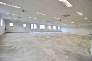 Bureaux phénoménalement situés avec des surfaces de 1.827 m² à vendre à 1 km ( !!!) à peine de l'autoroute R0 et de la sortie à Zaventem, ainsi...