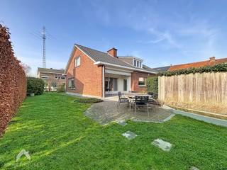 <p>Interessant gelegen vrijstaande woning op 592m² in een rustige buurt bestaande uit een inkomhal met gastentoilet, lichtrijke leefruimte met eet-en zithoek, ingerichte keuken, berging, bureel, slaapkamer met ensuite badkamer (douche, lavabo en toilet), garage en een aangelegde tuin met gezellige zonneterrassen en gemetste tuinberging. Op het verdiep zijn 3 ruime slaapkamers waarvan 2 met eigen lavabo + ingemaakte kasten en afzonderlijk toilet en een geïsoleerde bergzolder.</p>
<p>Extra troeven:</p>
<ul>
<li>Energiezuinig (geen renovatieplicht)</li>
<li>Voorzien van 14 zonnepanelen</li>
<li>2 regenwaterputten (12.000L)</li>
<li>Bewoonbare oppervlakte van 257m²</li>
<li>Private oprit voor 2 wagens en mogelijkheid tot plaatsen carport.</li>
<li>Vlotte verbinding naar allerlei faciliteiten en belangrijke in-en uitvalswegen</li>
<li>op 150m van de Leie</li>
<li>Op fietsafstand van Kortrijk</li>
<li>Instapklaar</li>
</ul>
<p></p>
<p>Deze woning is te koop ZONDER makelaar via het concept van Smart Houses! Wenst u verdere inlichtingen of bezoek? Contacteer rechtstreeks de eigenaar via 0472/32.23.99</p>