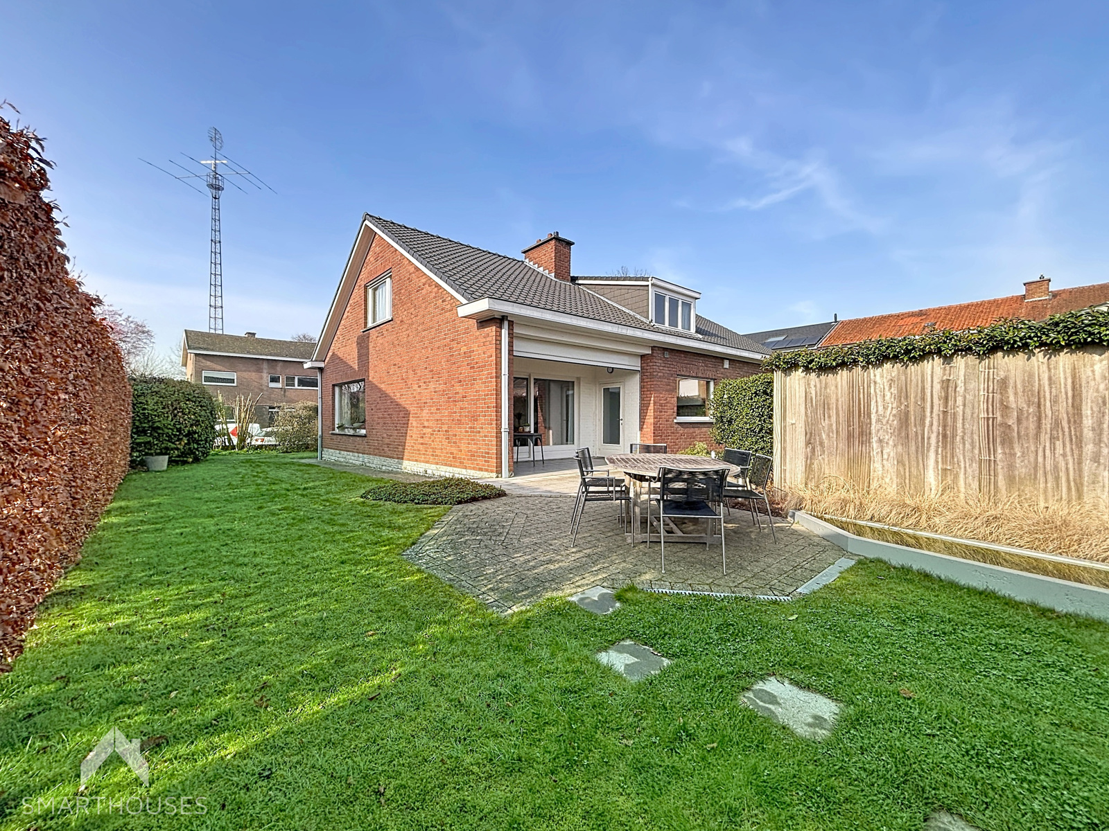 Ruime alleenstaande woning met 4 slpks, bureel en garage  - foto 2