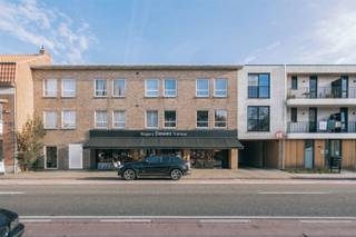 This beautiful apartment is centrally located between the village centers of Brasschaat, Kapellen and Ekeren.Stores, schools and public transport are...