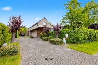 <strong>Rustig gelegen open bebouwing met ruime tuin<br /><br />ALLE INFO EN DOCUMENTEN TE RAADPLEGEN VIA: WWW.REUKENS44.BE</strong><br /><br />In een rustige en residentiële buurt van Schellebelle bevindt zich deze charmante open bebouwing op een mooi perceel van 795 m². De woning combineert een aangename woonomgeving met een praktische indeling en een mooie, grote tuin, ideaal voor wie op zoek is naar rust en comfort.<br /><br />Op het gelijkvloers bevinden zich de inkomhal met ingebouwde kleerkast, gastentoilet en een eerste berging (wasplaats). Verder vinden we de leefruimte met open keuken en aansluitend een ruime voorraadberging. Ook op het gelijkvloers bevindt zich naast de eerste ruime slaapkamer met ingebouwde kleerkast, een vernieuwde badkamer met ligbad, lavabomeubel en toilet.<br /><br />De eerste verdieping omvat een tweede ruime slaapkamer, een douchekamer en een afzonderlijk toilet. De open mezzanine zorgt voor een aangenaam loftgevoel en kan perfect omgebouwd worden naar een afgesloten derde slaapkamer, bureau- of hobbyruimte.<br /><br />Buiten geniet u van een volledig aangelegde tuin met vijverpartijen, waar het heerlijk vertoeven is in alle rust en privacy. Aanpalend aan de woning is er een ruim tuinhuis alsook een carport. De woning behaalt een gunstig EPC-label C en beschikt bovendien over een conforme elektrische installatie.<br /><br />Hoewel de woning rustig gelegen is, woont u hier op korte afstand van openbaar vervoer en belangrijke verbindingswegen richting Wetteren, Gent en Dendermonde.<br /><br />Troeven
<ul>
<li>Open bebouwing op perceel van 795 m²</li>
<li>Vernieuwde badkamer + douchekamer</li>
<li>EPC C</li>
<li>Conforme elektriciteit</li>
<li>Rustige ligging doch centrale ligging</li>
<li>Mooie tuin met vijverpartijen en ruim tuinhuis</li>
</ul>
<br />Voor meer informatie of een bezoek: niels@berno.be – 052/20.24.40