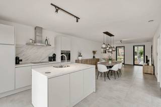 Ontdek deze moderne halfopen nieuwbouwwoning met drie slaapkamers, gelegen op een gunstig perceel in Beringen. De woning combineert hedendaags wooncomfort met een praktische en doordachte indeling. Dankzij de toegang tot het perceel langs zowel de voor- als achterkant en de twee afzonderlijke ingangen biedt deze eigendom bovendien extra flexibiliteit en mogelijkheden. Met een EPC-label A en een conforme elektrische installatie is deze woning volledig afgestemd op comfortabel en energiezuinig wonen.<br /><br />INDELING:<br />GELIJKVLOERS: Inkomhal; Afzonderlijk toilet; Open leefruimte met eetruimte en keuken; Aansluitende bergruimte; Twee afzonderlijke toegangen tot de woning; Toegang tot het perceel langs de voor- en achterkant.<br /><br />De open leefruimte vormt het centrale hart van de woning. De keuken sluit naadloos aan op de eet- en leefruimte, waardoor een aangename en open woonomgeving ontstaat. De aansluitende berging biedt extra praktische opbergruimte en zorgt voor een functionele verbinding met de keuken.<br /><br />EERSTE VERDIEPING<br />Op de eerste verdieping bevinden zich de slaapkamers en sanitaire voorzieningen. De woning beschikt over drie volwaardige slaapkamers, waardoor er voldoende ruimte is voor een gezin, een thuiskantoor of een hobbyruimte.<br /><br />Daarnaast bevindt zich hier de badkamer, voorzien van de nodige sanitaire voorzieningen, evenals een afzonderlijk toilet. De aanwezigheid van twee toiletten verhoogt het dagelijkse wooncomfort.<br /><br />Een woning met mogelijkheden: Deze nieuwbouwwoning onderscheidt zich door haar energiezuinig karakter, praktische indeling en flexibele toegangen. De combinatie van drie slaapkamers, een open leefruimte, twee toiletten, een badkamer en een aansluitende berging maakt deze woning bijzonder geschikt voor gezinnen. De toegang tot het perceel langs zowel de voor- als achterkant en de twee afzonderlijke ingangen bieden bovendien extra mogelijkheden en gebruiksgemak.<br /><br />De woning wordt verkocht onder het stelsel van registratierechten.<br /><br />TECHNISCHE KENMERKEN:<br />EPC: A<br />Elektrische installatie is conform AREI<br />Nieuwbouwwoning: 2023<br />Verkoop onder registratierechten<br /><br />Voor meer info bel Jeff op 0472/04.26.49 of 011/22.19.17 - jeff@limburgsvastgoed.be of limburgsvastgoed.be