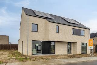 <p>Deze halfopen woning met twee volwaardige verdiepingen en een hellend dak combineert tijdloze architectuur met hedendaags wooncomfort.<br />Op het gelijkvloers vind je een open en lichtrijke leefruimte met een gezellige hoek die perfect ingericht kan worden als thuiskantoor of werkplek, ideaal om verbonden te blijven met het gezin terwijl je toch rustig kan werken.<br /><br />Op de verdieping bevinden zich:<br />✔ Drie ruime slaapkamers<br />✔ Een badkamer (indeling volgens plan)<br />✔ Een grote zolder als extra opslagruimte<br /><br />Je woont hier duurzaam, in een groene omgeving én op een vlot bereikbare locatie.<br /><br /><strong>Modelwoning</strong><br />Deze woning fungeert tevens als modelwoning en kan op aanvraag bezocht worden.<br />Contacteer vrijblijvend onze bouwadviseur steven@lapeirre.be.<br /><br /><span>Prijs = incl. aansluitingskosten, infrastructuur, grond, constructie, architect, EPB-verslaggeving, veiligheidscoördinatie. <br />All-in prijs: 430.604 euro (incl. bovenstaande kosten + BTW en registratie)</span></p>