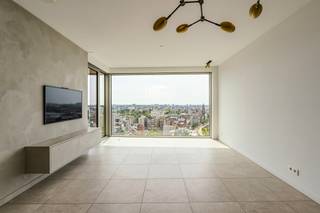 <p>Modern appartement in het centrum van Antwerpen met panoramisch uitzicht en een overvloed aan lichtinval.</p>
<p>Dit stijlvolle appartement uit 2019 combineert modern wooncomfort met een iconische ligging aan de Frankrijklei in hartje Antwerpen. Dankzij de grote raampartijen geniet de leefruimte van een uitzonderlijke lichtinval en een open panoramisch uitzicht over de stad vanop de 14e verdieping. De doordachte indeling, hoogwaardige afwerking en energiezuinige EPC-label A zorgen voor comfortabel wonen op hoog niveau. Het appartement beschikt bovendien over een aangenaam terras en praktische ingemaakte kasten, ideaal voor wie centraal wil wonen met alle stadsvoorzieningen binnen handbereik.</p>
<p>Belangrijkste ruimtes:<br />• Ruime woonkamer met veel lichtinval en open uitzicht<br />• Moderne keuken geïntegreerd in de leefruimte<br />• Terras ideaal om van de stadse omgeving te genieten<br />• Praktisch bureel met ingemaakte kasten en balkon<br />• Slaapkamer met ingemaakte kasten en balkon<br />• Badkamer met inloopdouche, dubbele wastafel en maatkasten<br />• Berging met aansluiting voor wasmachine en droogkast</p>
<p>Troeven:<br />• Panoramisch uitzicht en uitzonderlijke lichtinval<br />• Iconische ligging in het centrum van Antwerpen<br />• Modern appartement met EPC-label A en hedendaags comfort<br />• Mogelijkheid tot aankoop autostaanplaats in het gebouw<br />• Inclusief extra berging op eigen verdieping</p>
<p> </p>
<p>Neem vandaag nog contact op met je ERA-makelaar voor een bezoek.</p>
<p>JOUW DROOMAPPARTEMENT. ZO GEVONDEN!</p>