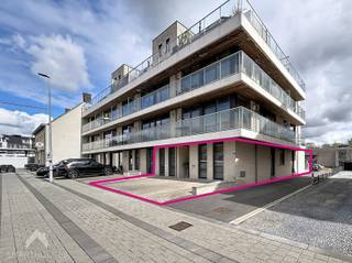 Ruimtelijk en uitzonderlijk groot gelijkvloers appartement met een doordachte indeling en alle comfort. Dankzij de twee aparte inkomhallen geniet...