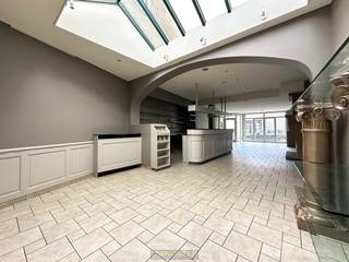 VEELZIJDIGE commerciële eigendom is ideaal gelegen in een DRUKBEZOCHTE ZIJSTRAAT VAN DE MARKT in het BRUISENDE CENTRUM VAN ZOTTEGEM. Het...