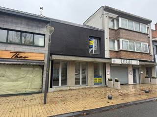 immo DAVID stelt voor: handelsruimte met polyvalente bovenruimteIn het hart van Zellik te huur: een veelzijdige handelsruimte op het gelijkvloers én...