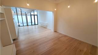 Volledig gerenoveerde 2-slaapkamerwoning met zeer ruim TERRAS en mogelijkheid tot bordertuintje, zeer rustig gelegen in het centrum van...