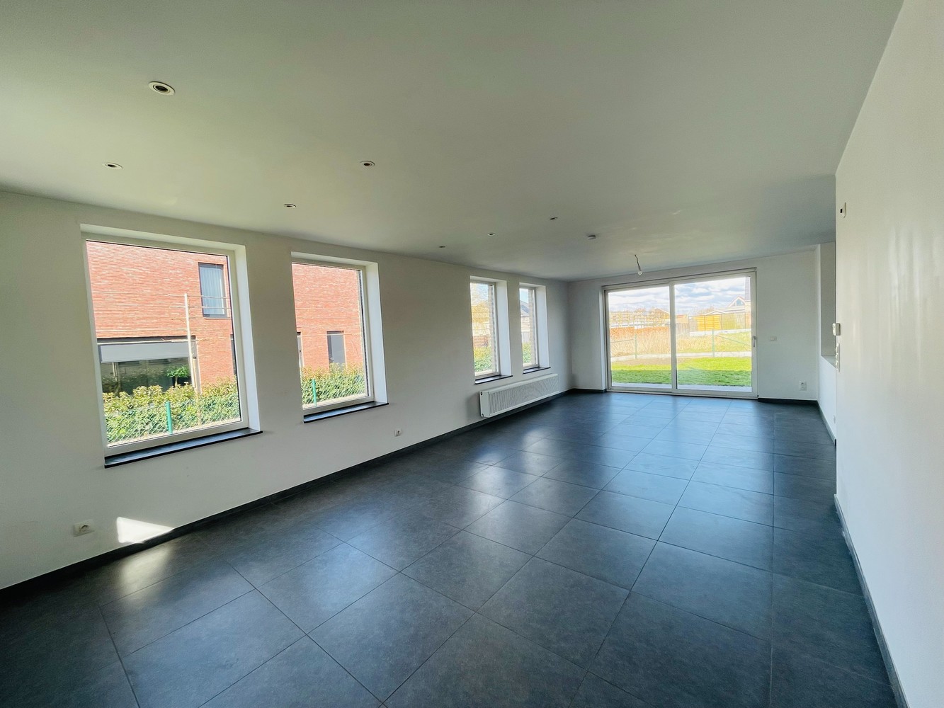 Waardamme , rustige residentiële ligging , RECENT gebouwde LICHTRIJKE ENERGIEZUINIGE woning met 3 slaapkamers, oprit, tuin en garage. - foto 4