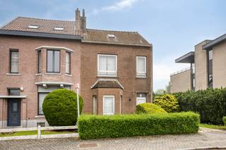 Te renoveren woning met een tuin van 120 m diep en 12 m breed met een groot uitbreidingspotentieel.Ontdek deze parel in Sint-Jans-Molenbeek,...