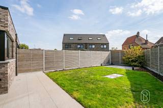 Op zoek naar een recente, instapklare en energiezuinige woning met voldoende ruimte voor het hele gezin? Deze prachtige woning, gebouwd in 2020, combineert hedendaags wooncomfort met een praktische indeling, een mooi aangelegde tuin en een uitstekend EPC-label A.Bij het binnenkomen ontdek je een aangename en lichtrijke leefruimte met aansluitend de moderne keuken. Het keukeneiland vormt het centrale punt en biedt niet alleen extra werkruimte, maar maakt de keuken ook bijzonder gezellig en functioneel.Op de verdieping bevinden zich drie volwaardige slaapkamers en een volledig uitgeruste badkamer. Extra ruimte nodig? De aanwezige zolder biedt nog heel wat mogelijkheden en kan perfect worden ingericht als vierde slaapkamer, bureau of hobbyruimte.Ook buiten is het aangenaam vertoeven. De mooi aangelegde tuin vormt een fijne plek om tot rust te komen, terwijl de eigen oprit zorgt voor praktisch parkeergemak.Dankzij het bouwjaar 2019, het gunstige EPC A, de drie slaapkamers en de uitbreidingsmogelijkheden op zolder is dit een ideale woning voor wie op zoek is naar een recente en energiezuinige thuis zonder grote werken.Een instapklare gezinswoning waar ruimte, comfort en energiezuinig wonen mooi samenkomen!Te koop via Immo Beguin, jouw vastgoedexpert sinds 2009, met kantoren in Ronse, Waregem, Kortrijk, Deinze, Doornik, Lessines, Moeskroen en Nieuwpoort.