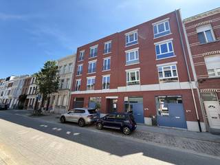 L'appartement est actuellement en cours de finition et sera disponible à partir du 01/09. Il sera livré entièrement peint, équipé de lumières et de pannes d'électricité.<br /><br />Situé au 3ème étage avec ascenseur :<br /><br />- espace de vie spacieux sur parquet avec chauffage au sol. L'espace de vie bénéficie d'un accès direct à la terrasse.<br />- cuisine avec appareils électroménagers de qualité, équipée d'une plaque à induction et d'un système d'extraction, d'un réfrigérateur avec congélateur, d'un four, d'un évier et d'un grand mélangeur, d'un lave-vaisselle et de nombreux rangements.<br />- 2 chambres spacieuses de 11 m²<br />- salle de bain avec douche à l'italienne, double vasque, grand miroir illuminé et sèche-serviettes<br />- toilettes séparées avec lavabo<br />- grand débarras avec tous les équipements techniques et raccordement pour machine à laver et sèche-linge<br /><br />Détails :<br />- local à vélos inclus dans le prix de location<br />- espace de rangement supplémentaire à -1 <br />- coût mensuel 95 euros/mois<br />- appartement économe en énergie avec chauffage au sol (EPC A) <br />- Louez une place de parking (directement sous l'appartement) dans le garage souterrain pour 125 €/mois<br />- panneaux solaires<br /><br />Êtes-vous intéressé par cet appartement de 2 chambres à louer ? N'hésitez pas à nous contacter.