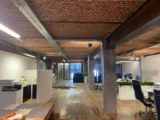 Dit kantoor bevindt zich in het charismatische gebouw 'Entrepot du Soleil' vlakbij het Eilandje. Het pakhuis werd gerenoveerd met oog voor de ambachtelijke details en authenticiteit van het pand. Vandaag de dag zijn hier meerdere kantoren gevestigd in een luxueuze loftstijl met hoogwaardige afwerking. <br /><br />Gelegen tussen de Waaslandtunnel en de Antwerpse Leien is er bovendien een vlotte verbinding naar diverse verkeersadres. Daarbij is er ook de mogelijkheid om parking bij te huren.